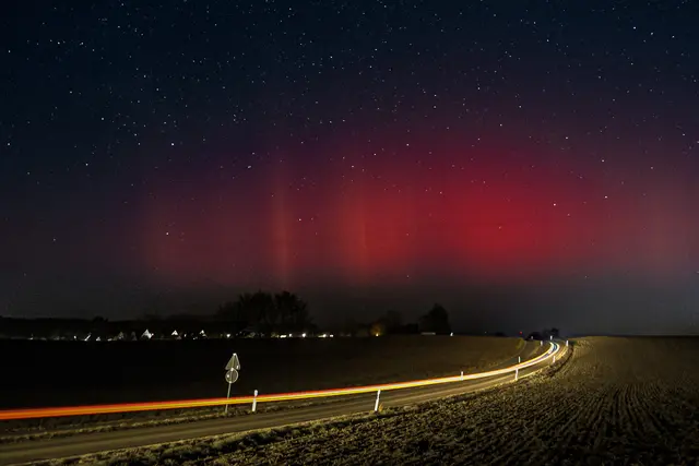 Die Polarlichter am 19.01.2026 bei Harthausen, einem Stadtteil von Friedberg/Bayern. Ein Auto auf der Fahrt zu den Polarlichtern.