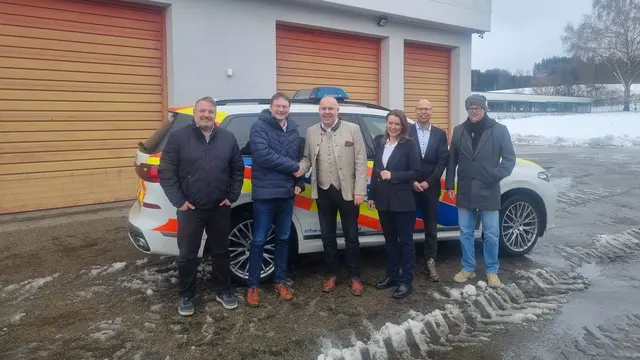 Bei der Vertragsunterzeichnung zum neuen Rettungswagen-Standort in Ettenbeuren (von links) Kammeltals Bürgermeister Thorsten Wick, Landrat Hans Reichhart, Robert Schmitt (Geschäftsführer Bäuerle Ambulanz), Landtagsabgeordnete Jenny Schack, ZRF-Geschäftsführer Jan Terboven und Bernd Mangold (Betriebsleiter Bäuerle Ambulanz).  | Foto: Foto: Angela Brenner / Landratsamt Günzburg 