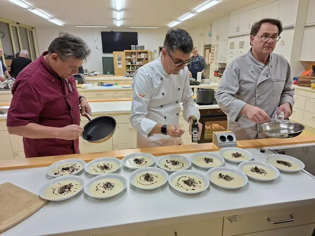 Hier wird schon die Apfel-Sellerie-Birnensuppe (von links Ralph Hausbalk, Claudio Erdner und Dr. Roland Ziegler) angerichtet. | Foto: Otto Killensberger