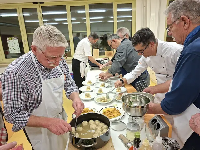 Auch der neue Chef des WKC, Georg Lipp (links), muß mit Hand anlegen beim Anrichten der Königsberger Fischklöße. | Foto: Otto Killensberger