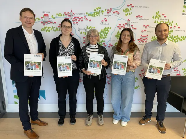 Landrat Hans Reichhart (von links), Monika Kautter, Johanna Herold, Anne Borgovan und Johannes Fischer bei der Präsentation des Seniorenwegweisers des Landkreises Günzburg.  | Foto: Benjamin Sigmund / Landratsamt Günzburg