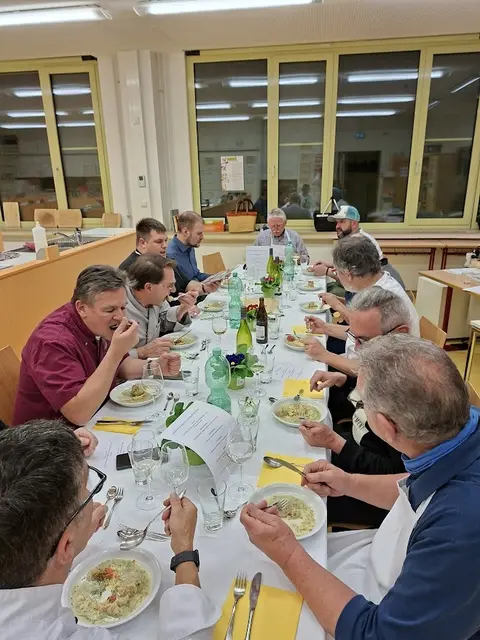 Die Fischklößchen schmeckten so gut, dass sich manche noch einen Nachschlag holten. | Foto: Otto Killensberger