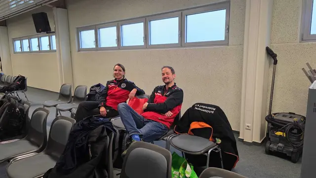 Berit Schubert und Mannschafstkapitän Sebastian Lindern verfolgen gespannt den Wettkampf ihres Teams. 