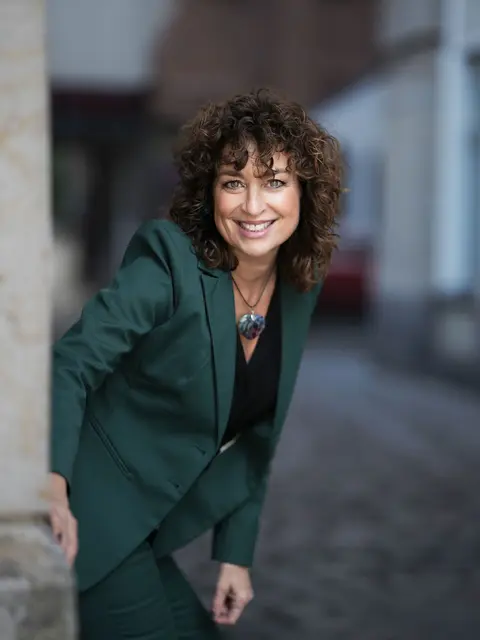 Isabel Varell erzählt und singt mit ihrer charmant einnehmenden und humorvoll-augenzwinkernden Art sehr persönlich über das Leben, die Menschen und die Liebe. Über Hochs und Tiefs. | Foto: Pressefoto Isabel Varell