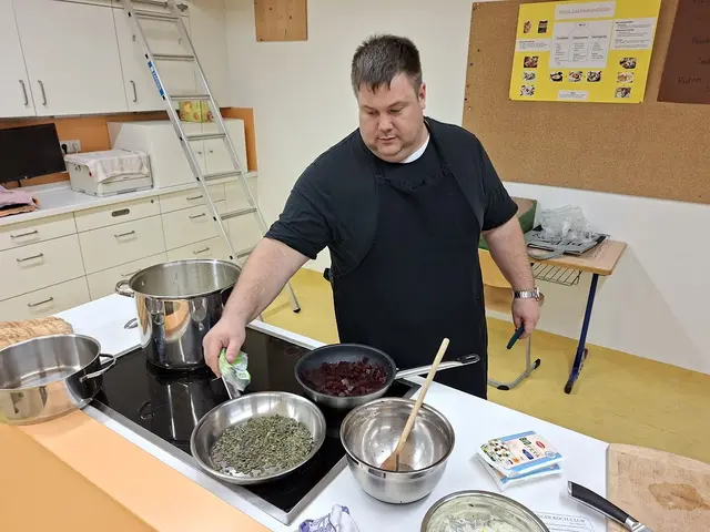 Johannes Steichele röstet hier noch Kürbiskerne an. | Foto: Otto Killensberger