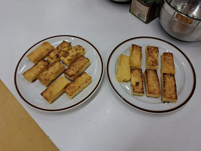 Polenta: zuerst auf dem Blech gebacken, dann in Streifen geschnitten, in Butter nochmal ausgebacken und zum Anrichten bereit. | Foto: Otto Killensberger