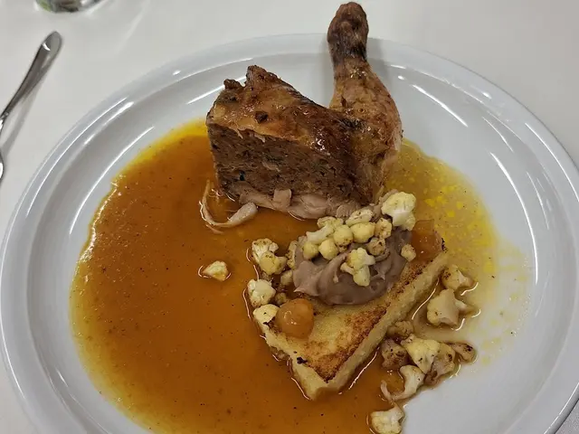 Hier der Schenkel des Mistkratzers mit der Füllung. Angerichtet mit Pollenta gerösteten Blumenkohl und Maronenpüree. | Foto: Otto Killensberger