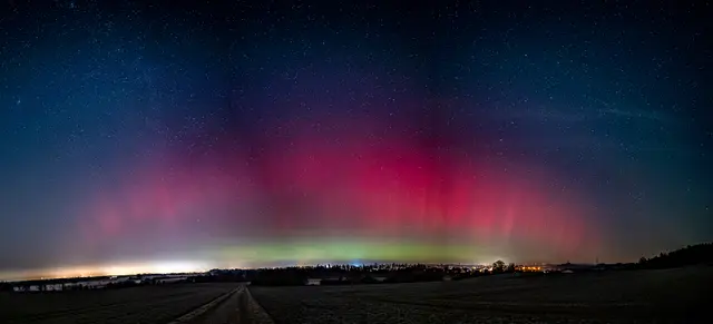 Die Polarlichter am 19.01.2026 über Augsburg (linker Bildteil), über Friedberg (Bildmitte) und über Ottmaring im rechten Bildteil.