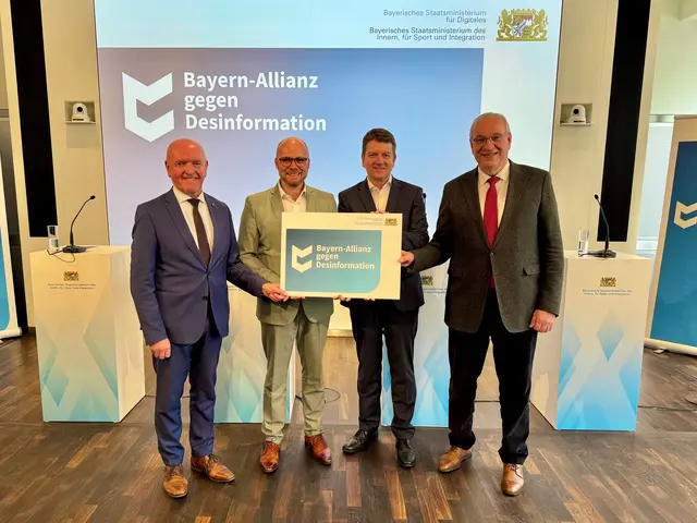 (v.l.n.r.): Thomas Habermann, Dr. Fabian Mehring, Sandro Kirchner, Franz Löffler | Foto: Bayerisches Staatsministerium für Digitales