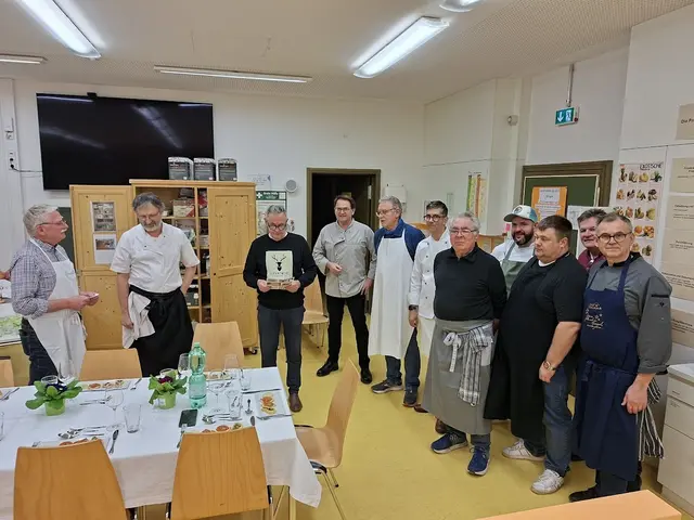 Georg Lipp (links), der neue "Küchenchef" des WKC, begrüßt die Hobbyköche zum Saisonauftakt 2026.  Stefan Zink (3.v. links) stellt das Menü seiner Kochgruppe, zu der Johannes Steichele, Johannes Schuster und Otto Killensberger gehören, vor. | Foto: Otto Killensberger