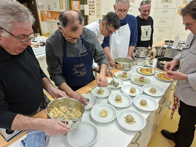 Jetzt gehts los - anrichten. Um Gerichte gleichzeitig und warm zu servieren sind schon einige Hände nötig.  | Foto: Otto Killensberger