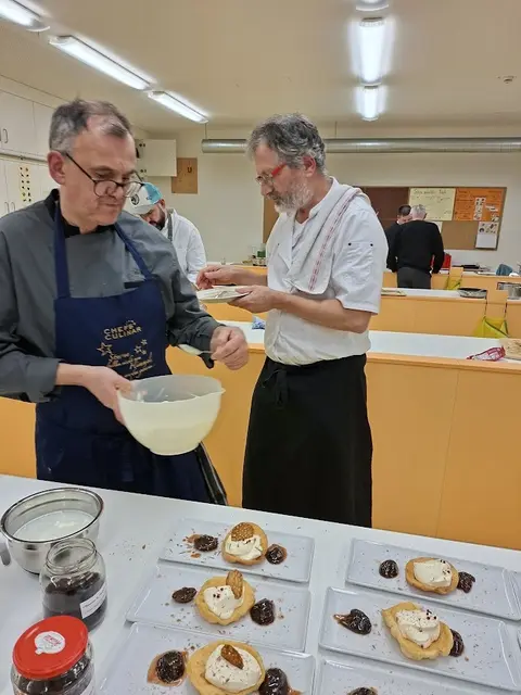 Der Nachtisch wird angerichtet. Hier ist Jürgen Rohm in seinem Element. Seine Tricks, die er als Küchenmeister den Hobbyköchen zeigt, rufen immer wieder Erstaunen hervor.  | Foto: Otto Killensberger