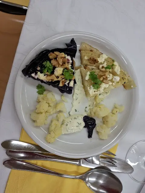 "Verkohltes Gemüse" so wurde dieses Vorspeise angekündgt - interessant - schmackhaft - raffiniert. Johannes Schsuter hatte die Idee dazu. | Foto: Otto Killensberger