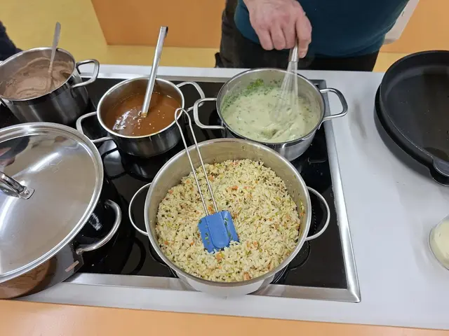 Der Arbeitsplatz von Johannes Steichele, Kapernsoße, Gemüsereis, Sherr-Orangensoße und Maronenpüree. | Foto: Otto Killensberger
