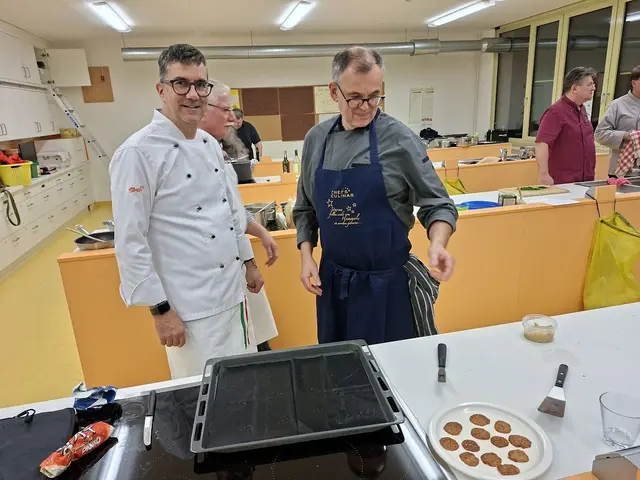 Claudio Erdner (links) bekommt von Küchemeister Jürgen Rohm noch Tipps für die Chips. | Foto: Otto Killensberger