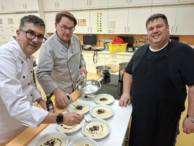 Alles Ok: Johannes Schuster (rechts) der das Süppchen zubereitete gibt den Startschuß zum Servieren. | Foto: Otto Killensberger