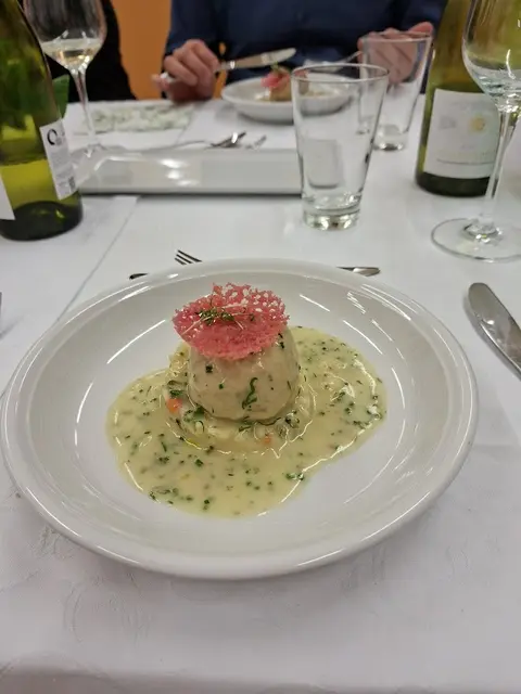 Na ist das nicht ein Hingucker? Das Königsberger Fischklößchen auf Gemüse-Reis mit Kapernsoße - klassisch und delikat. Perfekt gekocht vom Profi, Johannes Steichele. | Foto: Otto Killensberger