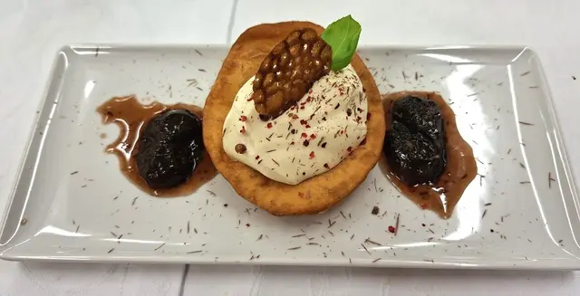 Die Weinzwetschgen stammen von Stefan Zink. Beim Küchleteig ist beim abschreiben vom Rezept ein kleiner Fehler passiert, statt 3 Eigelb wurden 3 ganze Eier verwendet, was die Küchle etwas härter machte. Trotzdem -es war gut. | Foto: Otto Killensberger