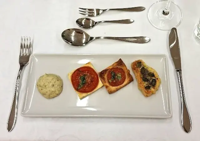 Das Amuse Geuele: Gorgonzola Creme, Tomte auf Blätterteig ud Käsefüßchen. Einfach  - aber prima. | Foto: Otto Killensberger