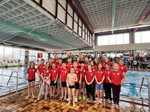 Das Schwimmteam Neusäß beim Zirbelnuss-Schwimmen in Haunstetten.