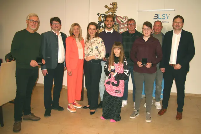 Bildunterschrift: Landrat Hans Reichhart übergab die Medaillen an die erfolgreichen Sportlerinnen und Sportler.
 | Foto: Foto: Alois Thoma 