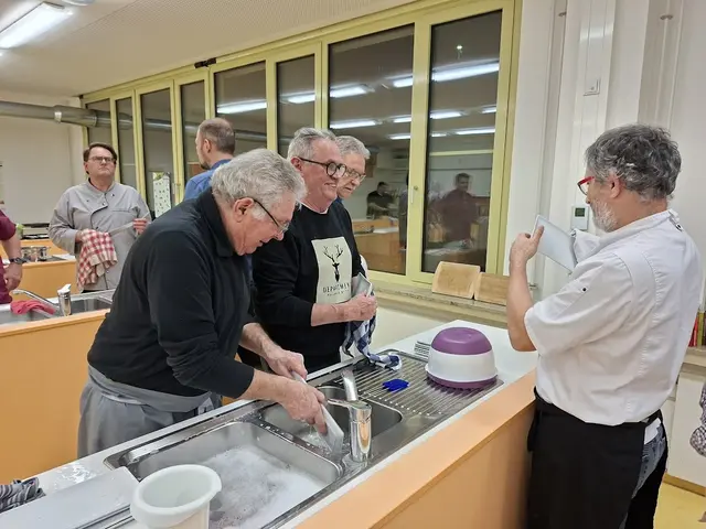 Nach jedem Gang muß auch abgespüllt werden. | Foto: Otto Killensberger