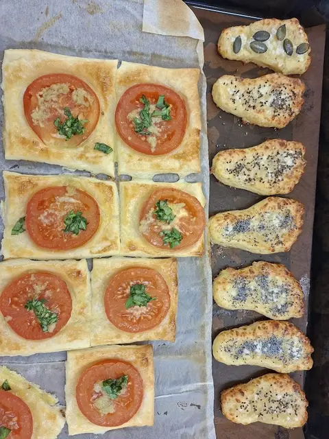 Die Käsefüße und die Blätterteig-Tomatenquadrate von Stefan Zink. Ein raffiniertes Amuse Geuele | Foto: Otto Killensberger