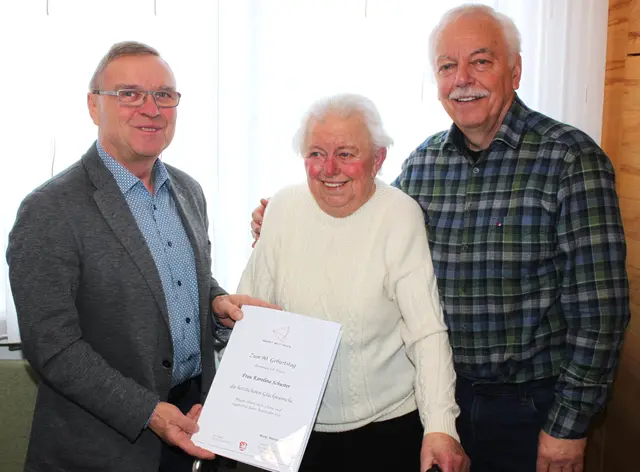 Zum Gratulantenkreis beim 90. Geburtstag von Karolina Schuster (Bildmitte ) ge-hörten auch Meitingens dritter Bürgermeister Rudi Helfert (links) und Sohn Hubert Schuster (rechts). | Foto: Peter Heider