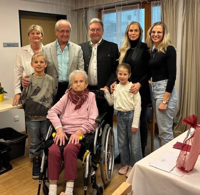 Reinhold Dempf, Zweiter Bürgermeister, besuchte Maria Wiedholz zum 100. Geburtstag und überbrachte Glückwünsche der Stadt und des Landkreises. | Foto: privat