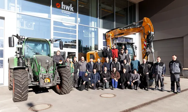 Der Kurs Land- und Baumaschinenmechatroniker 2025/2026 mit Kursleiter Manuel Meidele (rechts) und Ausbilder Georg Deffner (2.v.r.).  | Foto: Sascha Schneider