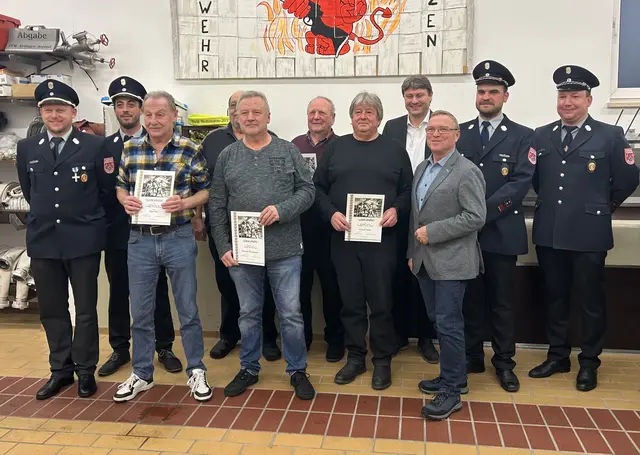 Langjährige Mitglieder wurden geehrt. Von links: Kommandant Andreas Sladetzek, Zweiter Kommandant Tobias Wiedholz, Egon Nay, Stefan Schilling, Reinhold Küchelbacher, Karl Ziegler, Gerhard Eisele, Bürgermeister Michael Higl, Bürgermeister Rudolf Helfert, Vorstand Patrick Gerblinger, Zweiter Vorstand Maximilian Deller
