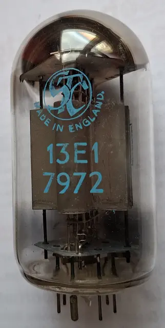 Die STC 13E1 (auch bekannt als CV6045 oder 7972) ist eine seltene, leistungsstarke britische Röhre, die häufig in hochwertigen Audioverstärkern, Stabilisatorschaltungen oder speziellen Industriegeräten eingesetzt wird. Als NOS (New Old Stock) Röhre (ungenutzte Lagerware) erzielt sie hohe Sammlerpreise und ist für ihre hohe Zuverlässigkeit und thermische Stabilität bekannt.
Typ: Leistungs-Doppel-Tetrode (oder Spezial-Beam-Tetrode).
Hersteller: STC (Standard Telephones and Cables), oft auch als ITT-STC gelabelt. | Foto: Otto Killensberger