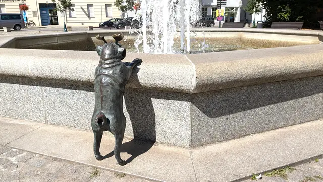 Loriots Möpse beeinflussen das Stadtbild von Brandenburg/Havel