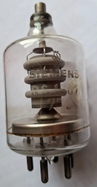 Die RS1007 Siemens Sende Tetrode QB3/300 ist auch im großen Röhrenbestand des Radio- und Telefonmuseums Wertingen. Siemens hatte einstmals auch eine große Röhrenfabrikation.  | Foto: Otto Killensberger