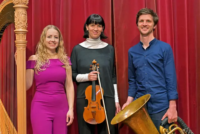 2025 ging der Musikförderpreis an (von links): die Harfenistin Lea Maria Löffler, die Violinistin und Komponistin Teresa Allgaier und an den Tubisten, Musikpädagogen und Komponisten Florian Mayrhofer.  | Foto: Alfred Michel