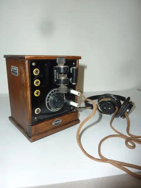 Mit Detektorgeräten wie dem Typ RDN der Sachsenwerke ESWE mit einem Holzgehäuse begann der Rundfunk in Deutschland. Bis Mitte der 1920er Jahre zählten diese zu den häufigsten Geräten. Immer wieder überrascht sind die Besucher davon, dass man mit Radio-Detektoren Radio hören kann ohne Stromanschluss und ohne Batterie. Ausgestellt und vorgeführt in Raum 5 des Radio- und Telefonmuseums in Wertingen. | Foto: Otto Killensberger