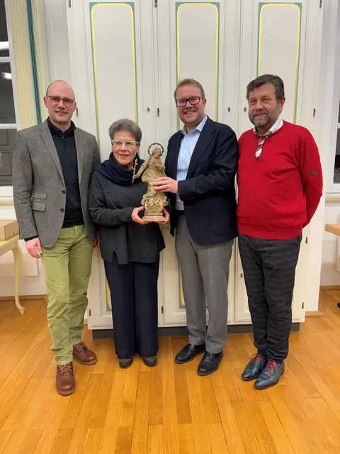 v.l. Museumsleiter und Stadtarchivar Dr. Raphael Gerhardt, Lisa Lutz, 1. Vorsitzender Stefan Baisch, 2. Vorsitzender und Kassierer Rudolf Kombosch bei der Übergabe der "Brenner-Madonna" | Foto: Müller/Historischer Verein Günzburg