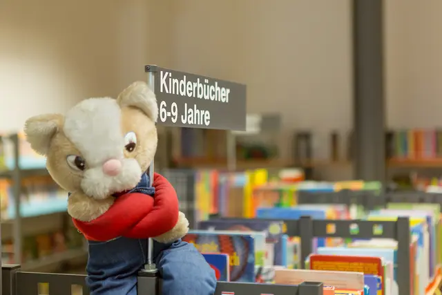Eine große Auswahl auch an Kinderbüchern gibt es in der Stadtbücherei Günzburg. | Foto: Philipp Röger für Stadt Günzburg
