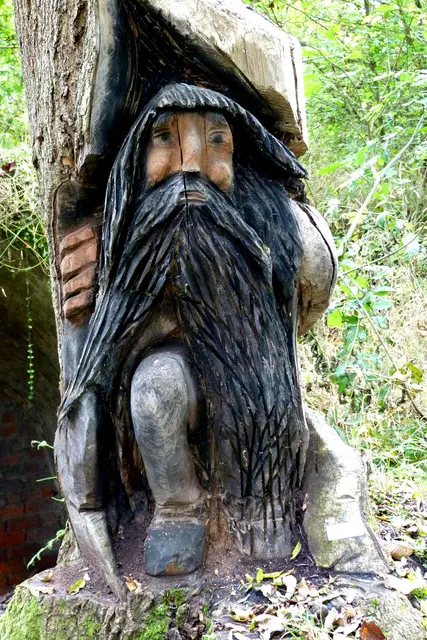 Holzskulptur im Jahre 2014 auf dem Hausberg