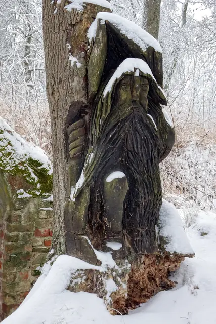Holzskulptur auf dem Hausberg im Jahr 2026 