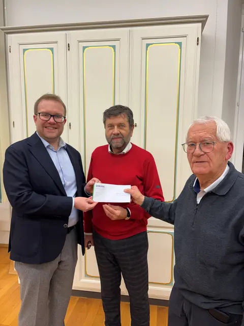 v.l. 1. Vorsitzender Stefan Baisch, 2. Vorsitzender Rudolf Kombosch und Helmut Werdich (stellvertretend für Ferdinand Munk) bei der Spendenübergabe | Foto: Müller/Historischer Verein Günzburg