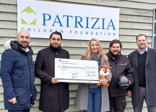 Bei der Spendenübergabe am Therapiezentrum Ziegelhof in Stadtbergen v.l.n.r.: Kubilay Sarili, PATRIZIA GrundInvest, Haci Öztürk von ALI BABA,  Astrid Gabler, Vorstandsvorsitzende der PATRIZIA Foundation, Markus Weber, Erlebnispädagoge beim Bunten Kreis, und Markus Pfeffinger, Geschäftsführer der Bunter Kreis – Nachsorge gGmbH. | Foto: Bunter Kreis