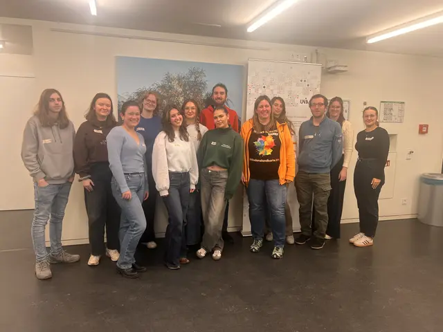 Heike Rabas (orange Jacke) mit Vertretern der Fachschaft Lehramt und Erziehungswissenschaft (rechts von Rabas) und teilnehmende Studenten des Workshops | Foto: Ulrich Bradl