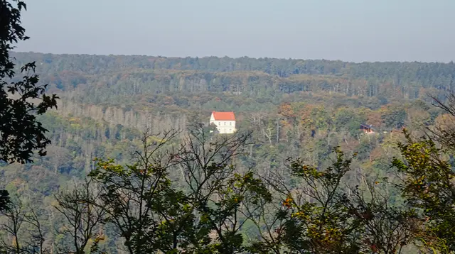 das ehemalige Jagdschloss und Gaststätte Meiseberg befindet sich 1,4 km Entfernung auf der anderen Talseite der Selke, vom Hausberg aufgenommen