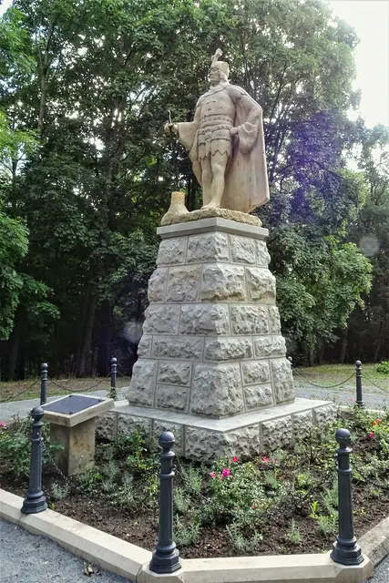 Dieses Denkmal für Albrecht den Bären befindet sich im Stadtpark von Ballenstedt, hier endet der Albrechtsweg
