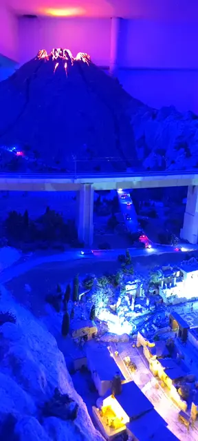Alle 15 Minuten taucht die Szenerie in den Nachtmodus im Miniatur Wunderland Hamburg - dann wird u.a. auch ein Vulkanausbruch großartig in Szene gesetzt