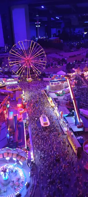 Alle 15 Minuten taucht die Szenerie in den Nachtmodus im Miniatur Wunderland Hamburg