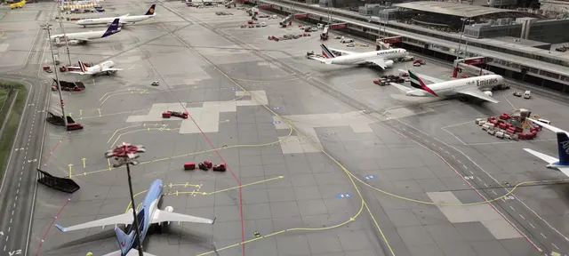Die detailgetreuen Darstellungen im Miniatur Wunderland Hamburg - wie hier am Flughafen - bringen Groß und Klein zum Staunen