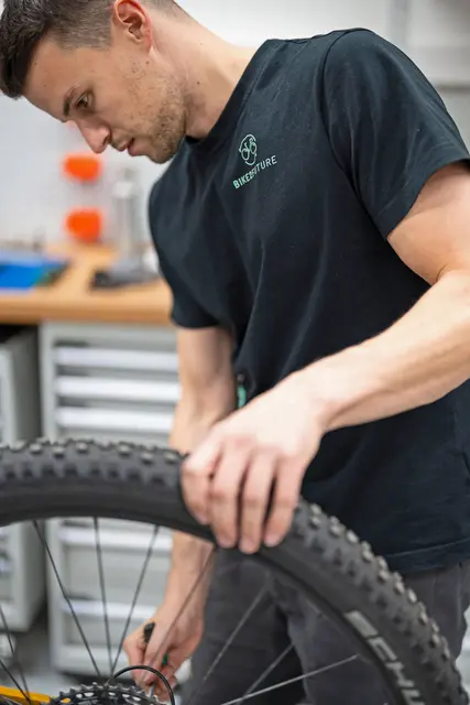 Akkus, Motor und Bremsen gehören zu den Verschleißteilen, auf die man beim Kauf eines gebrauchten Fahrrads besonders achten sollte.
 | Foto: djd-k/Bike2Future