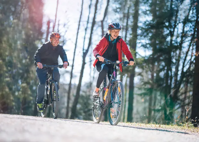 Aktiv in die warme Jahreszeit starten – mit den richtigen Maßnahmen funktioniert das auch für Menschen mit Arthrose.
 | Foto: DJD/Arthrex/Getty Images/AzmanL